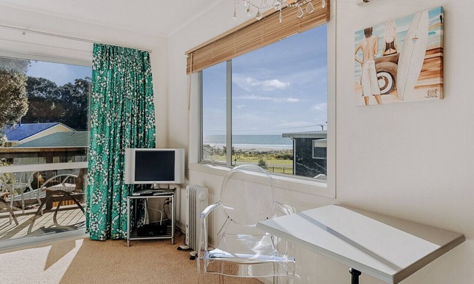 Waiotahi House | One bedroom studio with kitchenette and sea views