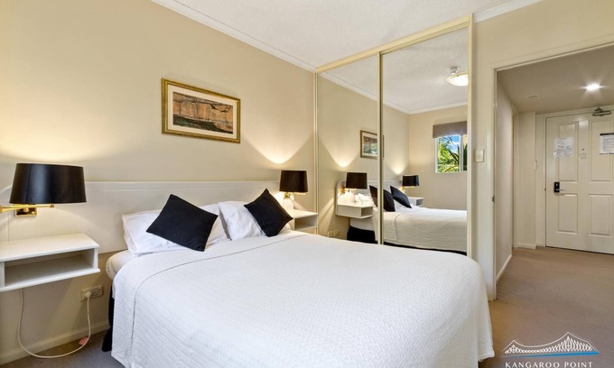 Kangaroo Point Apartment | One Bedroom Unit in the Heart of Kangaroo Point, Walk to Ferries & Restaurants