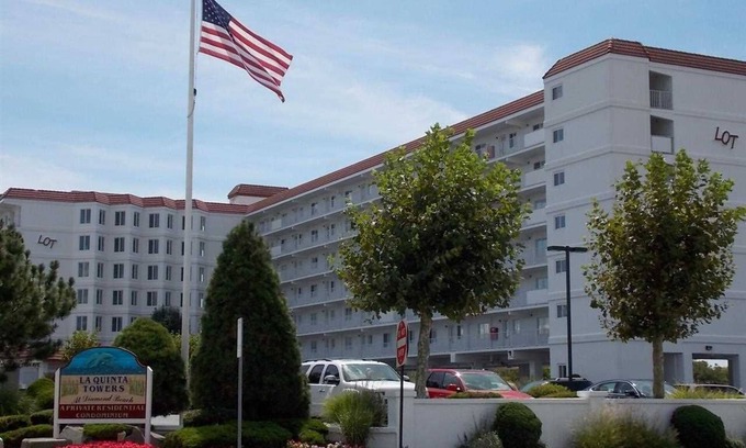 Diamond Beach Condo | One block from beach with ocean view 5th Floor Rental in Exclusive Diamond Beach