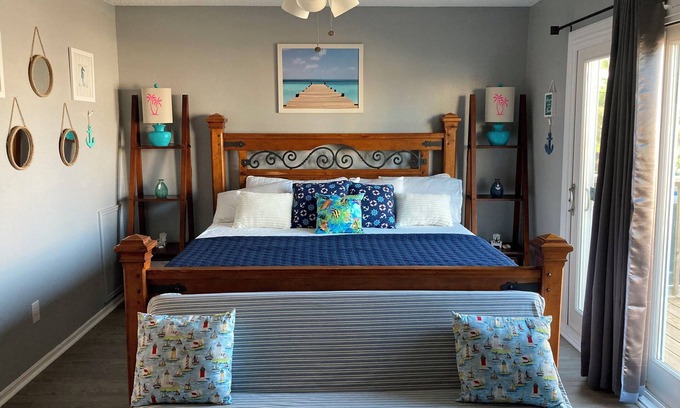 Galveston House | One block from Stewart beach, full kitchen & strong Wi-Fi. Near to Cruise Port.