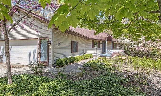 Fennville House | One block to Lake Michigan, hot tub, relaxing wooded lot.