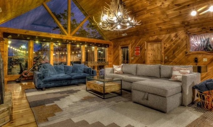 Blue Ridge Cabin | One Level, fire pit, hot tub, 3 acres, peloton!