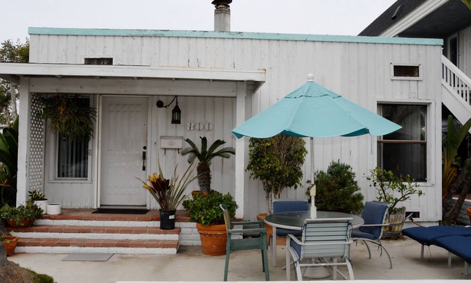 South Mission Beach House | One minute to ocean or bay. Great patio for lounging, with sun all day.