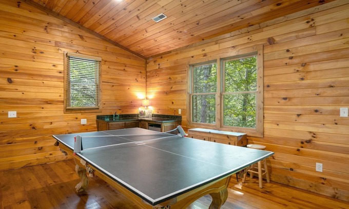 Cleveland House | One of a kind 3br Riverfront house w/fire pit, Hot Tub over looking river.