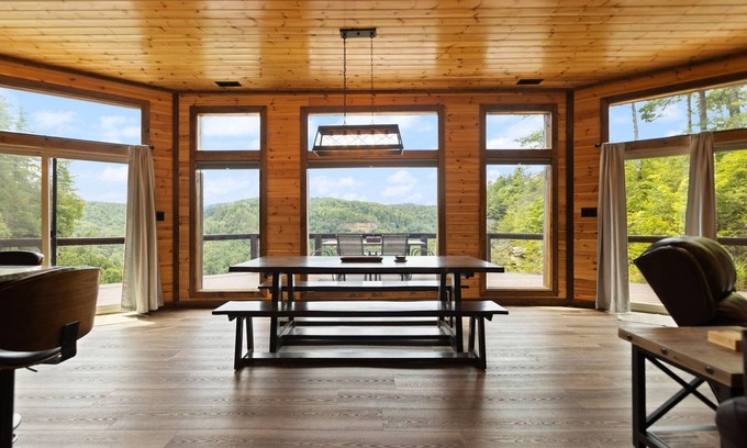 Rogers Cabin | One of a Kind Cabin. Breath Taking View, integrated into the natural rock.