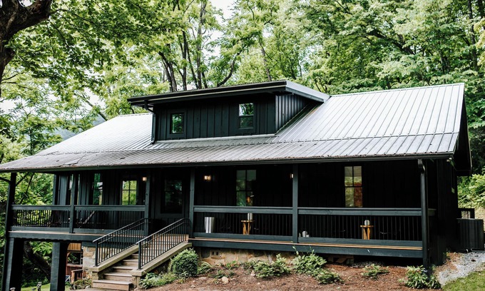 Clayton Cabin | One of a Kind Meadowstream Lodge for 10 Walk Downtown SwimSpa Pool Hot Tub Combo
