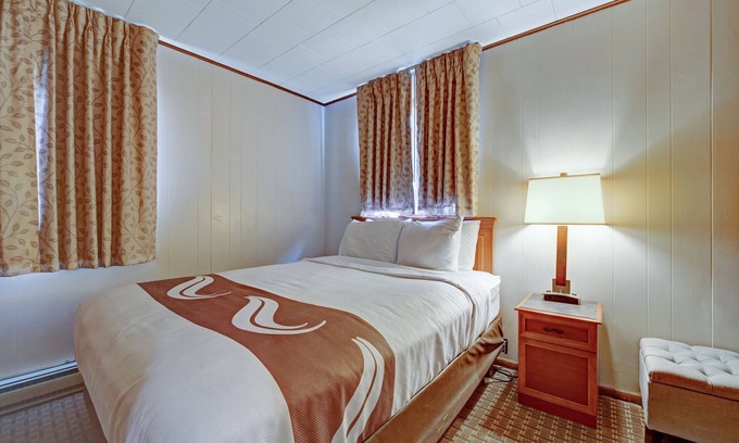 South Fork Apartment | One queen Bed at Four Seasons Lodge in South Fork