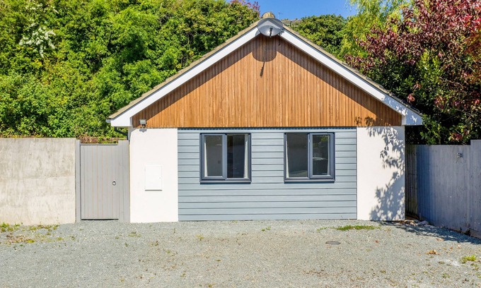 Newport Cottage | One Tennyson Bungalow - a bungalow that sleeps 4 guests in 2 bedrooms
