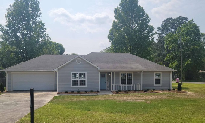 Albertville House | Only 2 blocks from the North entrance of Sand Mountain Park and Amphitheater!