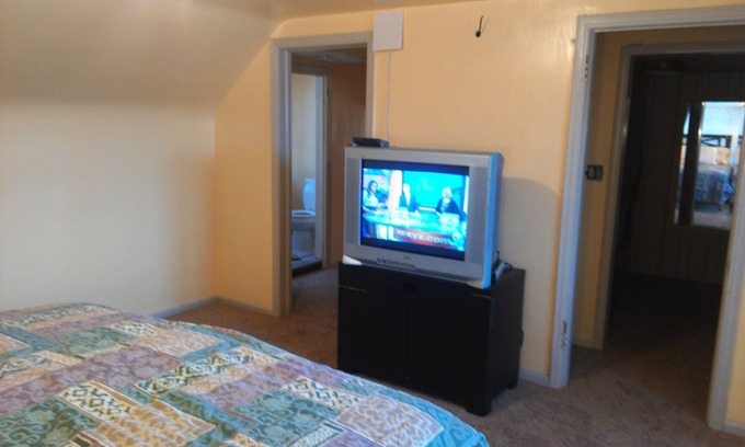 Detroit House | ONLY 6 MILES SOUTH of DOWNTOWN DETROIT!