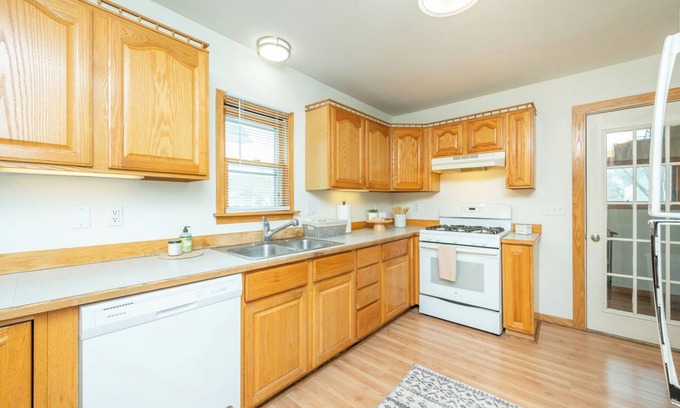 Des Moines House | Only minutes to all downtown entertainment districts.