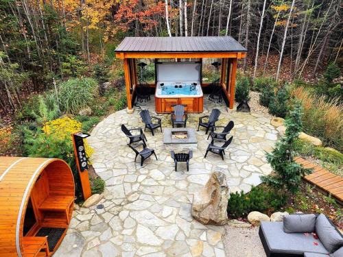 Petite-Riviere-Saint-Francois Ski Chalet | ONNEA - Magical Chalet with Stunning Views, Sauna & Hot Tub