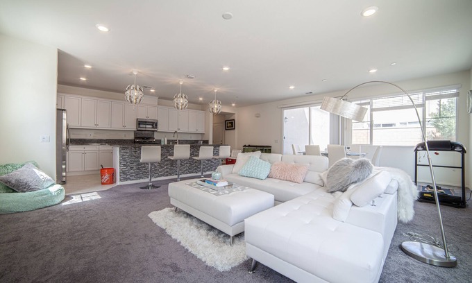Ontario House | Ontario Cozy 5B/4Ba House/10 Guest/Great location