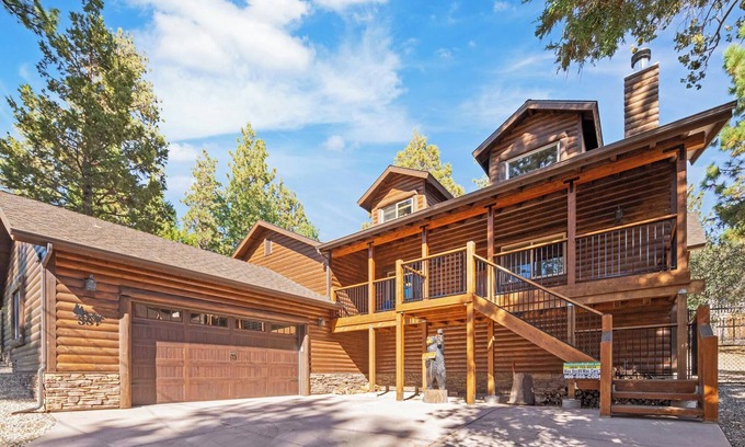 Fox Farm Cabin | Open Concept Cabin! Air Hockey! Fully Fenced Backyard! Deck!