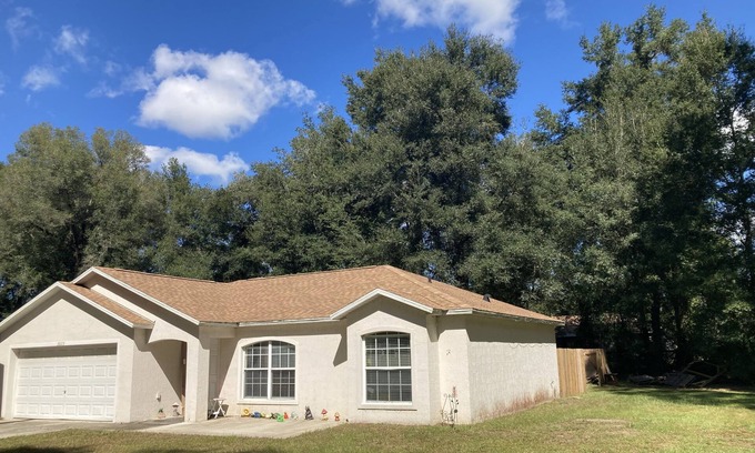 Belleview Heights House | Open concept floorplan home on corner lot next to The Villages and Ocala Florida