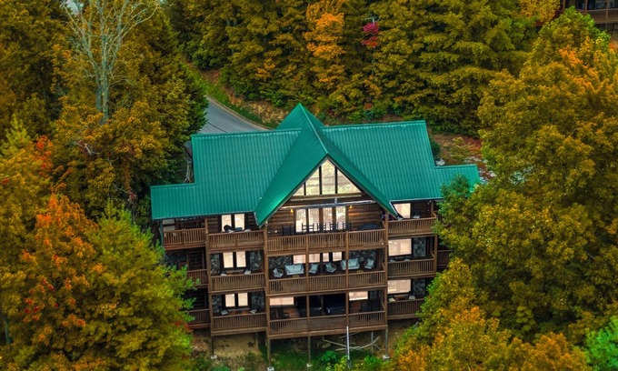 Black Bear Falls Cabin | OPEN FOR '26 8 Bedrooms 8 Bath Double Kitchen, double hot tubs, sleeps up to 30