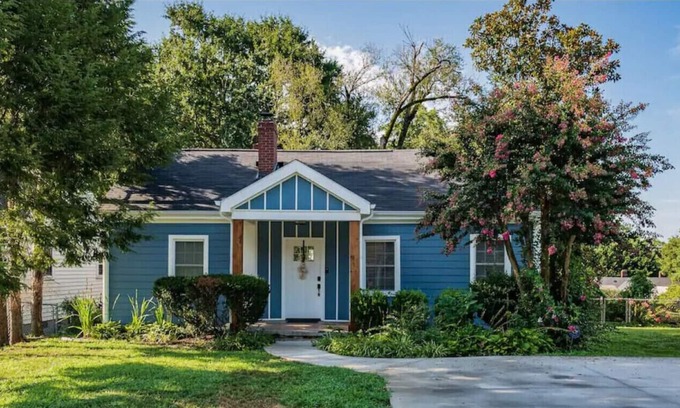 Sans Souci House | Open Hearth Cottage- 3 miles to Downtown + Furman
