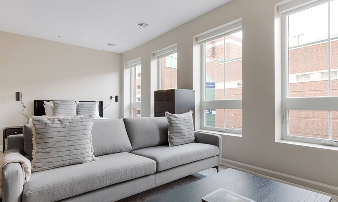 East Cambridge Apartment | Open Kendall Square Studio w/Gym, W/D & Rooftop, by Blueground