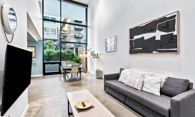 Downtown Apartment | Open Loft in Redmond Core - 92 Walkscore