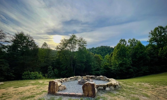 Hot Springs Cabin | Open! New Mountain Cabin, Privacy, Wildlife, Sunsets! Watch the Seasons Change