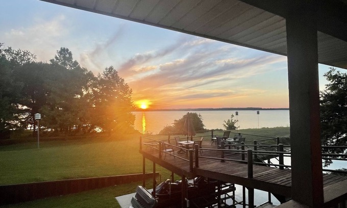 Kemp House | OPEN WATER VIEWS-HOT TUB-High Speed Internet-Sunsets