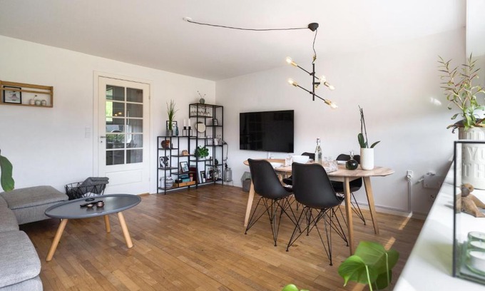 Norresundby Apartment | Oplev Lys & Liv i Nørresundby: Charmerende Havelejlighed med Gratis Parkering!