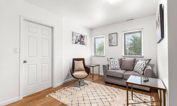 Detroit Apartment | Opulent 2 Bedroom Getaway