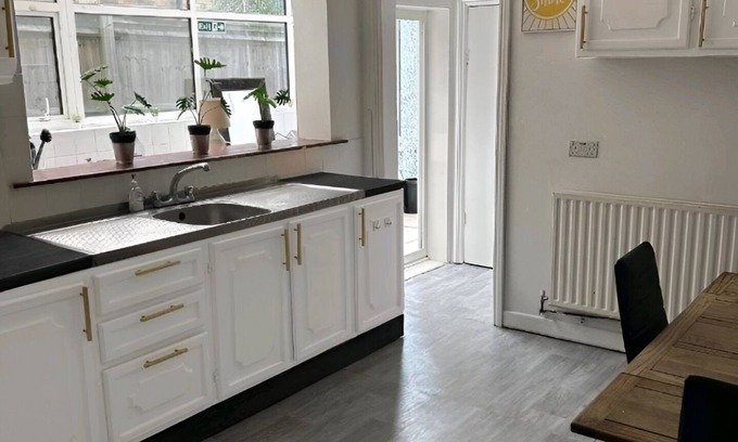 Thornton Apartment | Opulent Apartment with Lovely Garden F3, Balham