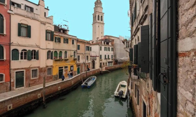 Cannaregio Apartment | Opulent Canal-Side Residence with Venetian Nobility Charm