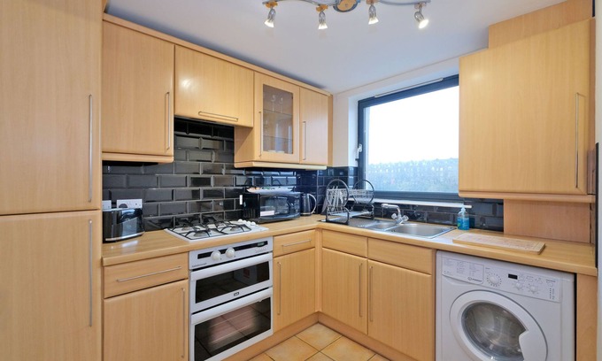 Central Aberdeen Apartment | Orange Apartments City