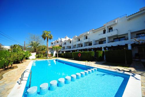 Benicassim House | Orange Park Estudio Jardin vista piscina