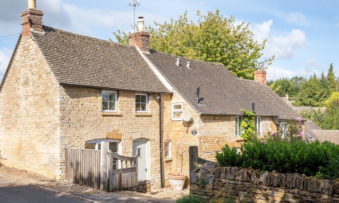 Upper Oddington Cottage | ORCHARD HOUSE, pet friendly, with open fire in Stow-On-The-Wold