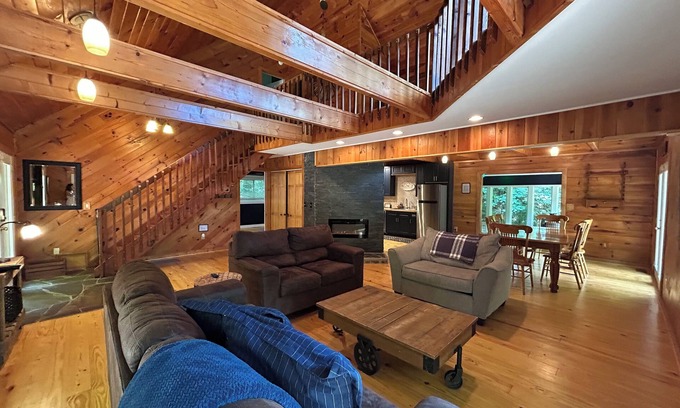 Ellijay Cabin | Orchard Mountain Cabin, Enchanting Retreat – Exclusive Lakefront Sanctuary