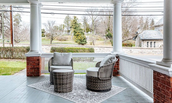 Staunton Apartment | Orchid Suite: Newtown Apartment Walk Downtown
