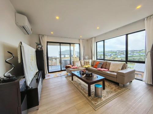 Orewa House | Orewa family holiday house with 3 bed-rooms view on deck near cafe, bush & river