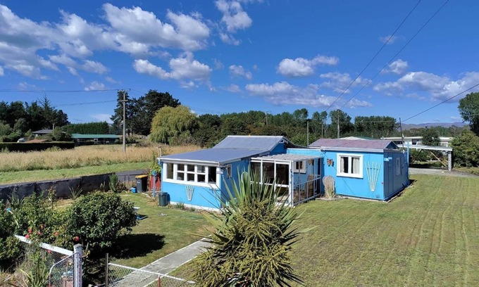Waikouaiti House | Original Cute Kiwi Crib Near the Beach - sleeps 9