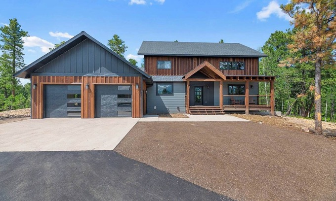 Deadwood House | Original LUXURY On Mountain Time cabin-Powderhouse Pass-Private Hot Tub, scenic views, cozy comfort