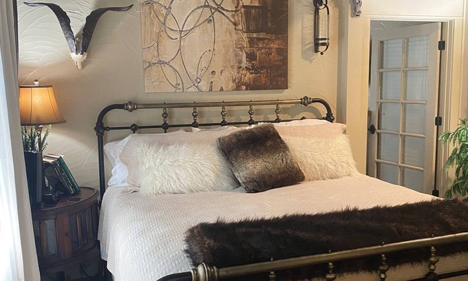 Kerrville Bed & Breakfast | Osage-Orange Suite has a little of the 'past' in it's cozy setting. Come relax!