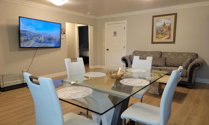 Abbotsford House | Oscar INN & 2bd Family Suite or Private Room