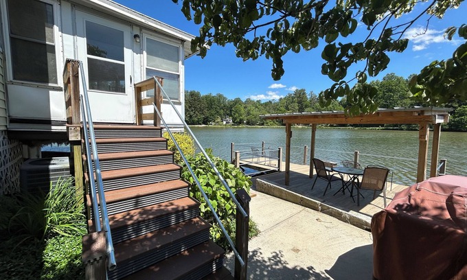 Valley Hill House | Osceola Lake Bungalow ~ 2 miles to Downtown Hendersonville - Free paddle gear