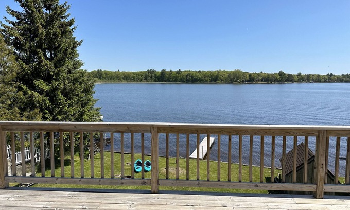 Oscoda House | Oscoda Lake House : waterfront, 4 beds