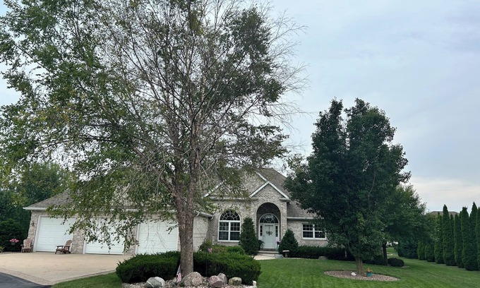 Oshkosh House | Oshkosh Home for Air Venture - 3 miles from EAA Air Show