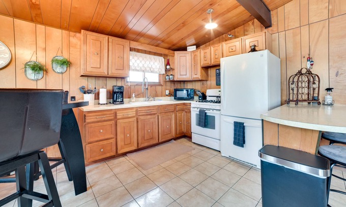 Gaylord Cottage | Otsego Lake Getaway w/Community Boat Ramp!