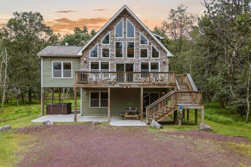 Albrightsville House | Otter Banks by AvantStay Sleeps 18 Hot Tub Views Game Room