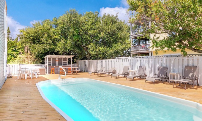 Ocean Sands House | Otter Banks* Walk to Beach* Tiki Bar* Fireplace