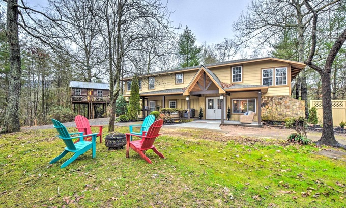 Otto House | Otto Home w/Fire Pit, Tree House & Hot Tub!