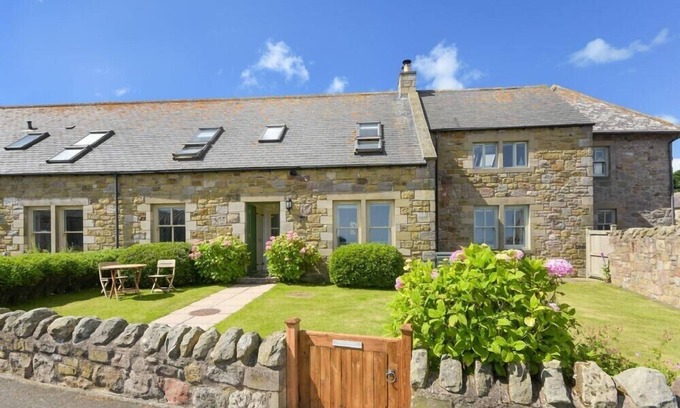 South Charlton Cottage | OTTOLINE COTTAGE, pet friendly, country holiday cottage in Embleton