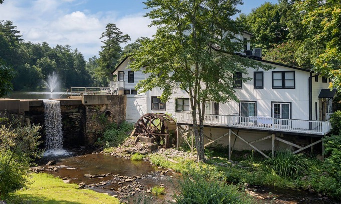 Flat Rock Condo | Outdoor Adventure Awaits- Lakeside Stay