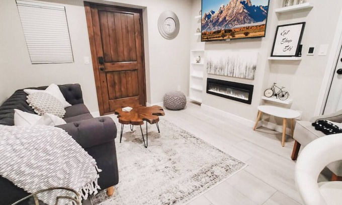 Cottonwood Heights House | Outdoor Enthusiasts enjoy Mountains & Cozy retreat