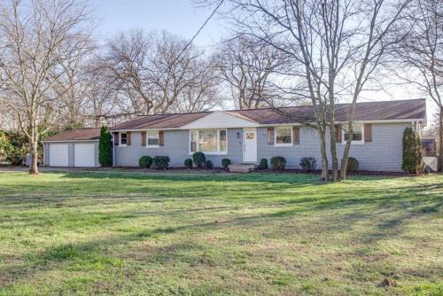 Franklin House | Outdoor Living Hot Tub Minutes to Franklin 3 bed